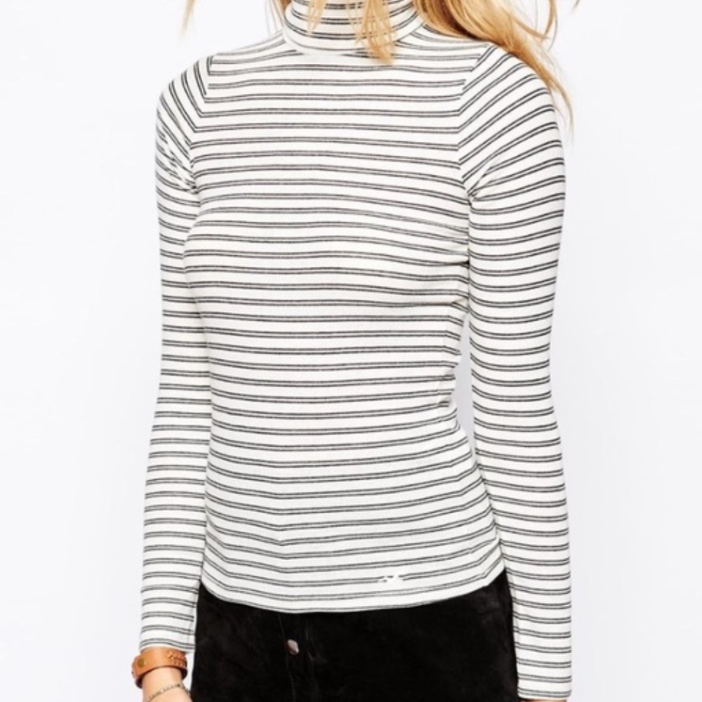 STRIPED RIBBED TURTLENECK